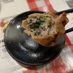 氷花餃子 - 中の餡は具材がたっぷりでボリュームあります。揚げ餃子のバリバリ食感も楽しい♥️