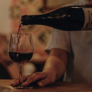 日替わりのナチュラルワインや5種類のクラフトビールも自慢