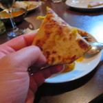 チャミヤラキッチン - 刻んだゴビをチャパティ生地で包んだもの。