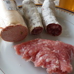 メツゲライ・トキワ - 手前がオニオンメットブルスト、上は左からレバーブルスト、イタリアンサラミ、白カビソーセージ