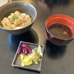 笹乃雪 - 今回は炊き込みご飯，浅利がはいって深川風．濃い目の赤だしでほっこり．