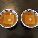 笹乃雪 - 名物あんかけ豆腐．食器の裏には「笹野雪」文字入り健在．