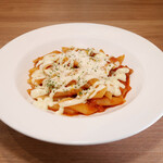 ペンネ・チーズとミートソース