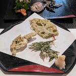 郷土料理ともん - クズの芽、イタドリ、ヨモギ。クズの芽はもっちりとした食感もとても良いです。だが山菜の華がないのは分かる