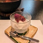 郷土料理ともん - 赤いのは深山イチゴで酸味が特徴。梅と苺の合いの子みたいでとても美味しいです。平野部では希少種で採取が禁じられている地域があるそうです