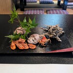 郷土料理ともん - 川エビ、サワガニ、どじょう。山菜きのこの端境期でも楽しませてくれます