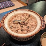 郷土料理ともん - 鮎が3匹入った土鍋ご飯。香ばしく焼かれたほぐし身の香りがたまらん美味しさ