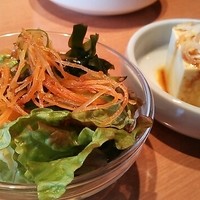 炭火焼肉 ソウル 新所沢店 - ランチのサラダと豆腐