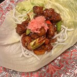 紅梅本楼 - 黒毛和牛と夏野菜の味噌炒め レタス包み
      