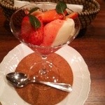 トラットリアビコローレヨコハマ - カモミールのソルベット　イチゴのマリネとフランボワーズのソース