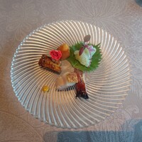 中国飯店 麗穂 - ▷焼き物入り前菜取り合わせ
                    若い男性店員さんから
                    各品の軽い料理名のみの説明があった
                    
                    スパイスや調味料の使い方が
                    『これ使いました〜w』的なあからさま感はなくて
                    お上品な味わいだと思えるなあ