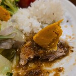 キッチン ブルー グローブ - ポテサラを乗せて