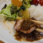 キッチン ブルー グローブ - 最後のヒレ肉ソテー