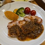 キッチン ブルー グローブ - 豚ヒレ肉ソテーのアップ