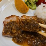 キッチン ブルー グローブ - ふた切れ目のヒレ肉ソテー