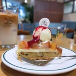 マザームーンカフェ - ・白桃とフランボワーズのピーチメルバ風タルト1045円・アイスカフェラテ680円　マザームーンさんの桃タルト。毎年楽しみ。