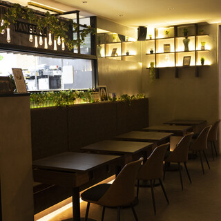 インダストリアル×モダンな空間。ゆとりのある店内は宴会に◎