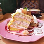 カフェ デ アゲンダ - 桃のミルクレープショートケーキ　傾いて提供。味変わらんからいいですけど…。後ろの席の方のも傾いてたようでインスタ載せたいから替えて欲しいと言われてました。