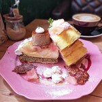 カフェ デ アゲンダ - ・アールグレイと桃のタルトオンザプリン1350円・桃のミルクレープショートケーキ1300円・カフェラテ650円