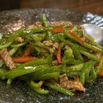 ドラゴン ショクドウ - 牛肉の青椒肉絲、チンジャオ！