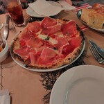 生ハムのピザと、左のはオリーブオイル