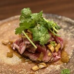 ドラゴン ショクドウ - 牛肉タタキの麻辣ソース