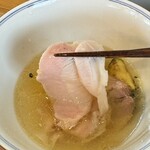Ramen FeeL - 塩のつけ汁にはチャーシュー、ズッキーニ入り