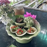 Aoywaan Riverside Thai Cuisine - ①バイチャプルーで包んだミヤンカム