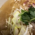 中華そば くらむ - ネギと三葉