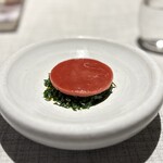 Gaa - ①韓国海苔の様なカリカリした海藻に香草クリーム、ビーツなどから作った赤いソルベシート