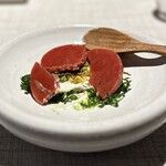 Gaa - ①韓国海苔の様なカリカリした海藻に香草クリーム、ビーツなどから作った赤いソルベシート