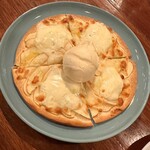 オットノーヴェ - りんごとはちみつのアイスクリームのせピッツァ