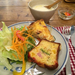 ミナツキ - ランチ キッシュ、ケークサレ、サラダ、ピクルス