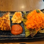 スープカフェ スペインバル コマ - 左から スパニッシュオムレツ ポテサラ 人参のラペ (中央下はトマトソース)