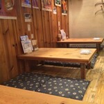 鮮魚とイカと大衆割烹 ととまろ - 席のご紹介。テーブル席は3〜5名様向けとなっております。3席ご用意しております。