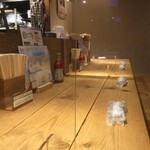 鮮魚とイカと大衆割烹 ととまろ - 席のご紹介。カウンター席足元が掘になっているので、座りやすいカウンターになっております。1〜2名向け※カウンター半向かい合わせで使って頂くと4〜6名様でもご利用頂けます。