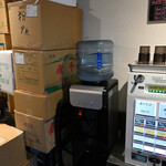 NIBOSHI MANIA - 券売機横。ウォーターサーバがある