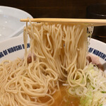 NIBOSHI MANIA - 銀鱗カワハギ煮干蕎麦 麺リフト