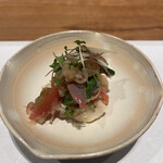 曙橋 かず - おまかせコース７７００円。北寄貝 オクラ フルーツトマト おろし和え。北寄貝の旨味を引き立てます。