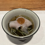 曙橋 かず - おまかせコース７７００円。鱧焼霜  もずく じゅんさいの酢の物。軽く焼霜にした鱧は、骨切りの技術も良く、弾力、旨味、香ばしさを楽しめます