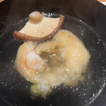 曙橋 かず - おまかせコース７７００円。れんこん餅　清汁。蓮根餅の中には車海老や穴子など。玉手箱のようです。