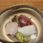 曙橋 かず - おまかせコース７７００円。向付 鰹、クエ、白いか。クエも旨味が濃厚です。鰹は大好物。こちらのイカ造りは秀逸で、シンプルですが、食べ応え満点です！