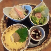 かに道楽 新宿本店 - 前菜です。カニ刺しがちょっと食べにくかったです。