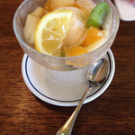 コーヒーハウス ニシヤ - Fruits macedonia（650円）スパークリングワインでマリネしたフルーツと東京シルヴァー商会のアイスクリーム。