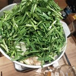 もつ鍋専門店 元祖 もつ鍋 楽天地 - 写真は4人前