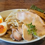 麺や 紡 - チャーシューむっちゃ乗ってる