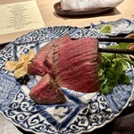肉懐石 凜然 - 神戸但馬牛ヒレの炭火焼き。火入れ最高。この赤さは笑顔になる。
