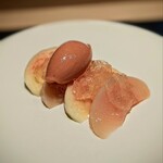 蒼菓 - 古山果樹園の桃「あかつきネオ」は、生のままとコンポートと二種類。桃の皮のジュレを掛けて、大好きな大石早生プラムのソルベと。