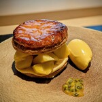 蒼菓 - 焼きたてのパイが空前絶後に美味しい!! 男性は手づかみでとか仰ってたけど、その方が美味しそうだしためらわずに手掴みww 強烈な甘さと香りの、沖縄 玉城さんのパイナップル「タダオゴールド」はヒト玉一万円もするとの事(ﾟдﾟ)！