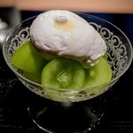 蒼菓 - シャインマスカットは、皮を剥いたものと、そのままと。皮の部分が美味しいけれど、ちょっと口の中が騒がしいでしょ?との事。なるほどねぇ。マスカットから抽出したシロップをかけていただきます。